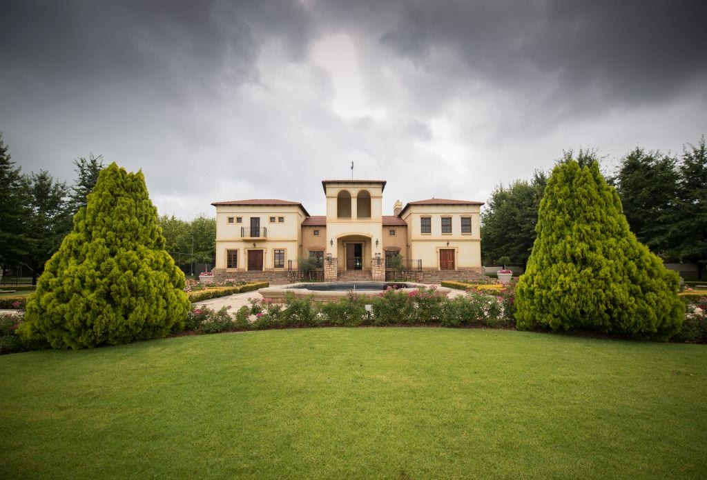 Boardwalk Manor has an attractive rose and lemon garden, and the Tweefontein Spruit runs through the estate.